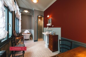 Traditional Double Room, Courtyard View | Bathroom | Free toiletries, hair dryer, towels - Hôtel Bayard Bellecour (Lyon)