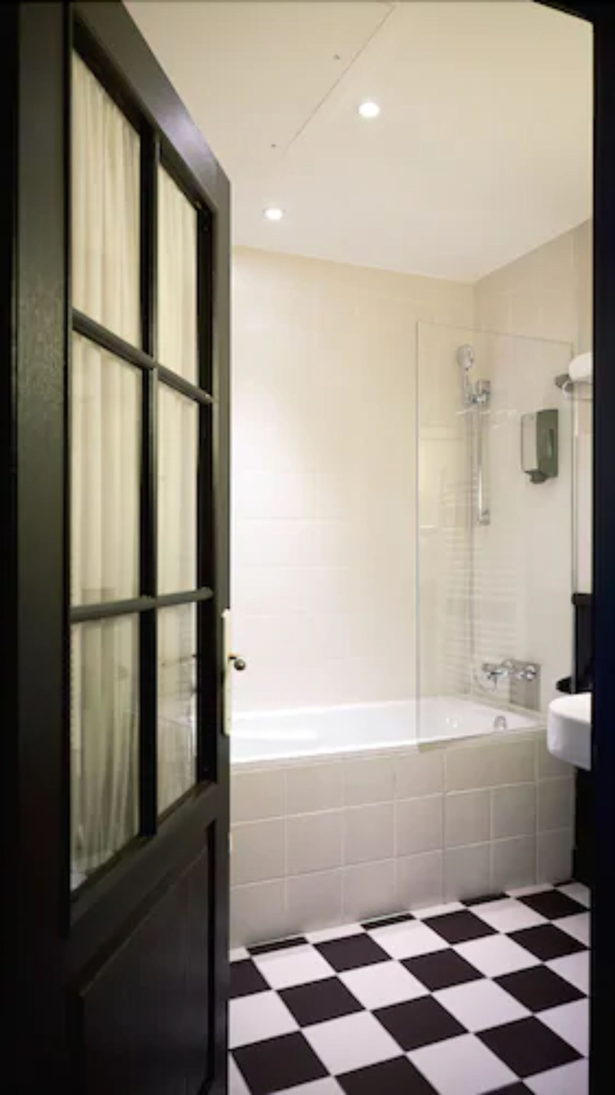 prestigieuse double room | bathroom | free toiletries, hair dryer, towels