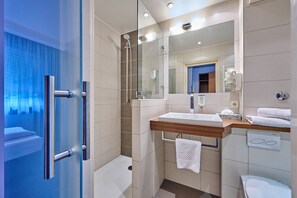 Standard Single Room, Non Smoking | Bathroom | Shower, hair dryer, towels - Hotel Westend (Nuremberg)