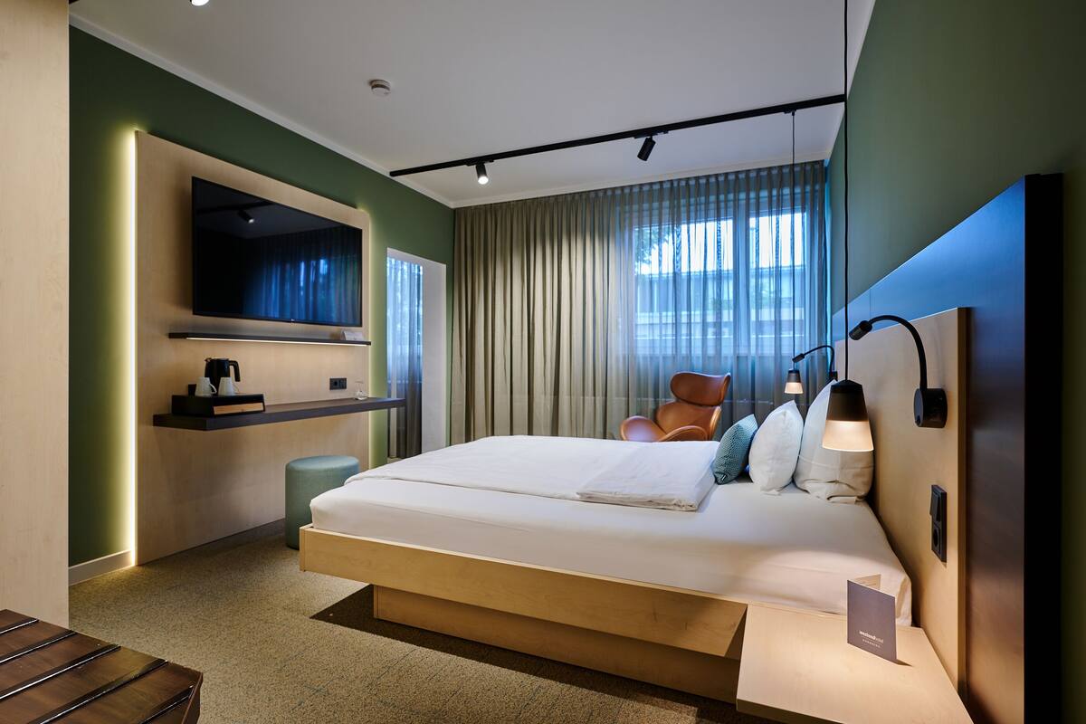 comfort room | desk, cots/infant beds, free wifi, bed sheets