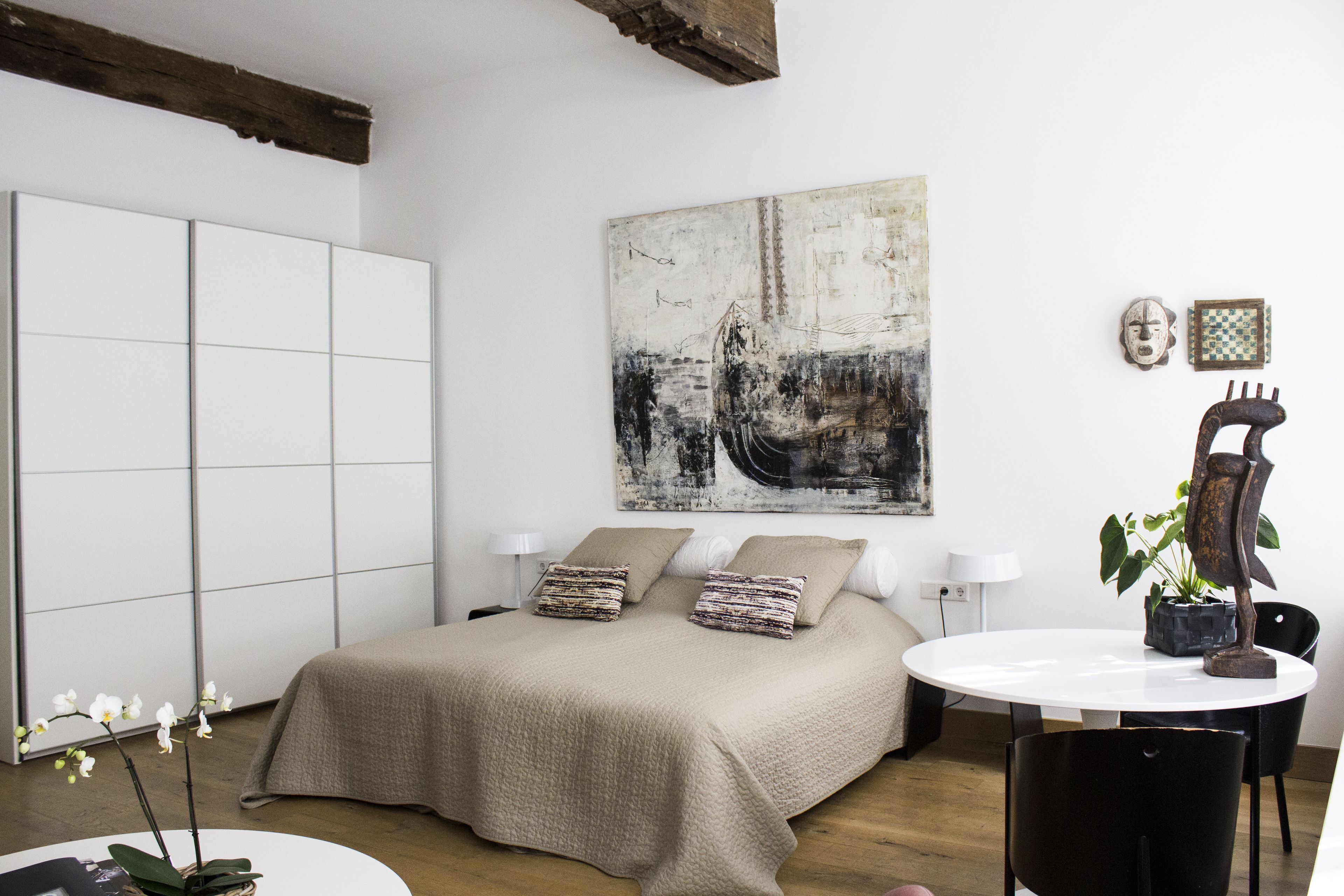 Minibar, caja de seguridad en la habitación y decoración personalizada 