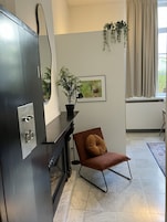 Minibar, caja de seguridad en la habitación y decoración personalizada