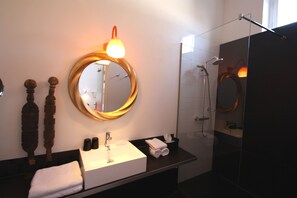 Deluxe Triple Room | Bathroom | Designer toiletries, hair dryer, towels, soap - Hotel Dis (Maastricht)