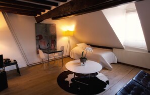 ميني بار وخزنة داخل الغرفة وبديكورات فريدة لكل غرفة وطراز فريد لكل وحدة