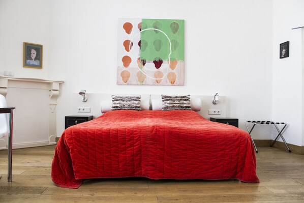 ميني بار وخزنة داخل الغرفة وبديكورات فريدة لكل غرفة وطراز فريد لكل وحدة