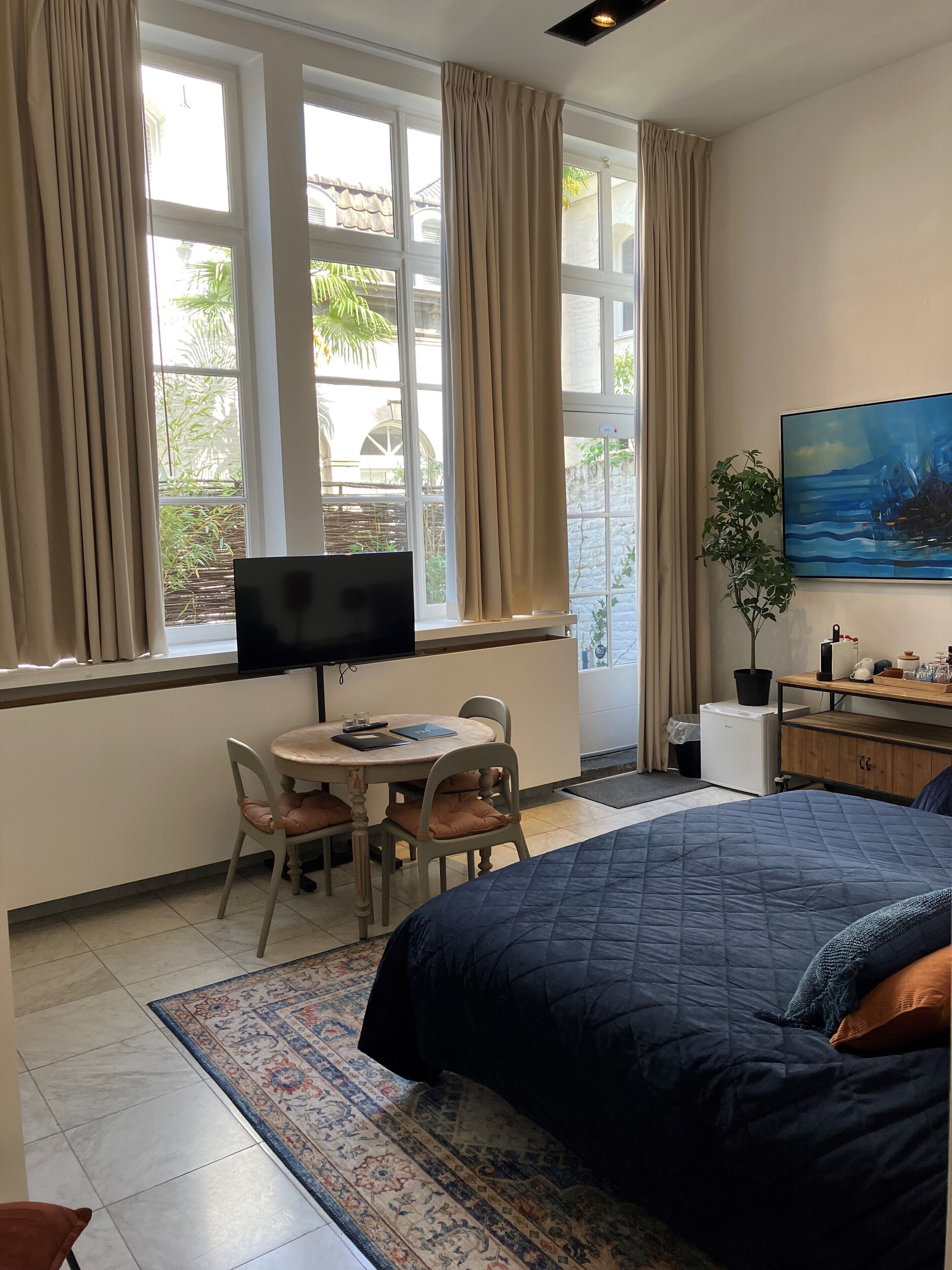 Minibar, caja de seguridad en la habitación y decoración personalizada 
