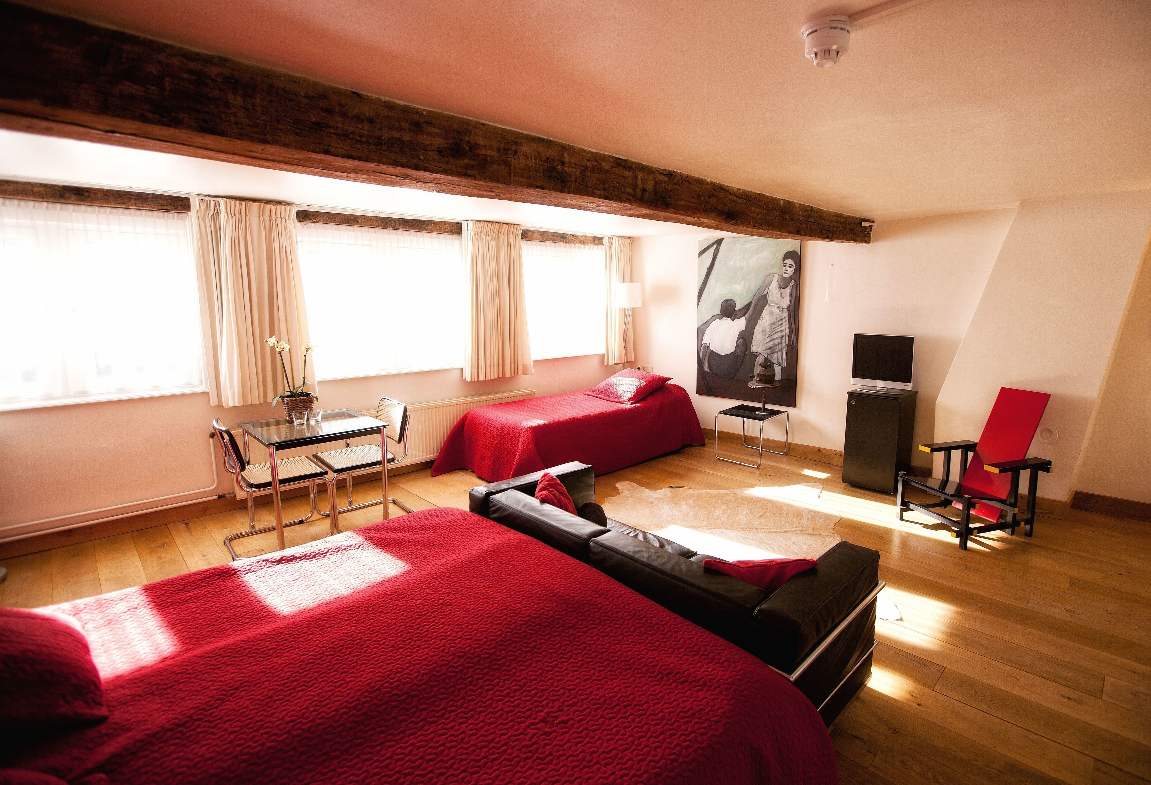 comfort double room, bathtub | 1 bedroom, minibar, in-room safe, individually decorated