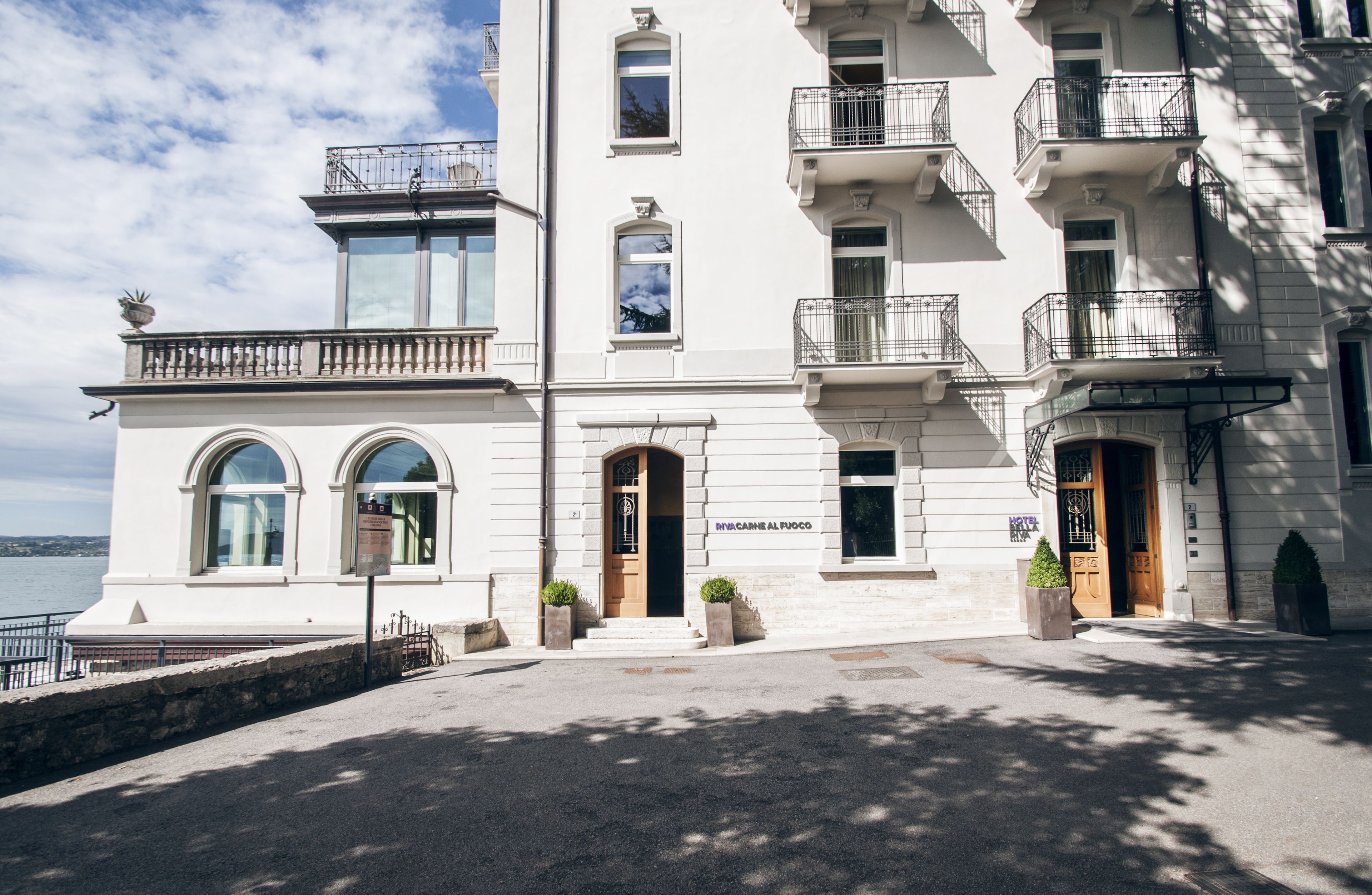 Un edificio de varios pisos con una entrada destacada, ventanas amplias y balcones.
