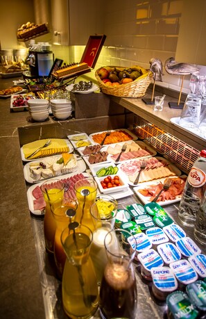 Buffet com diversos alimentos e bebidas.
