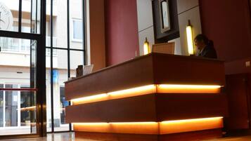 Fachada da propriedade à noite