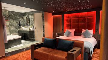 Suite romántica | Minibar, caja fuerte, escritorio y sistema de insonorización