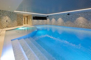 Una piscina cubierta, una piscina al aire libre de temporada