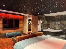 Suite romántica | Minibar, caja fuerte, escritorio y sistema de insonorización
