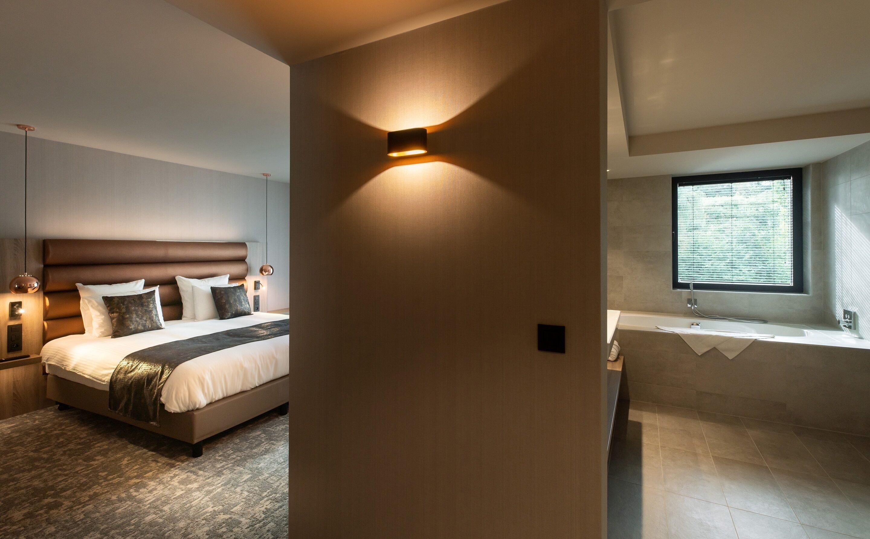 executive suite | minibar, in-room safe, desk, soundproofing