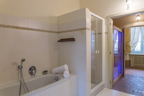 Een haardroger, badjassen, een bidet, handdoeken