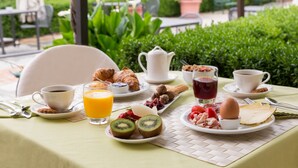 A breakfast table with croissants, kiwi, strawberries, and a cup of coffee. - Castello di Razzano, The Originals Relais (Relais du Silence) (Alfiano Natta)