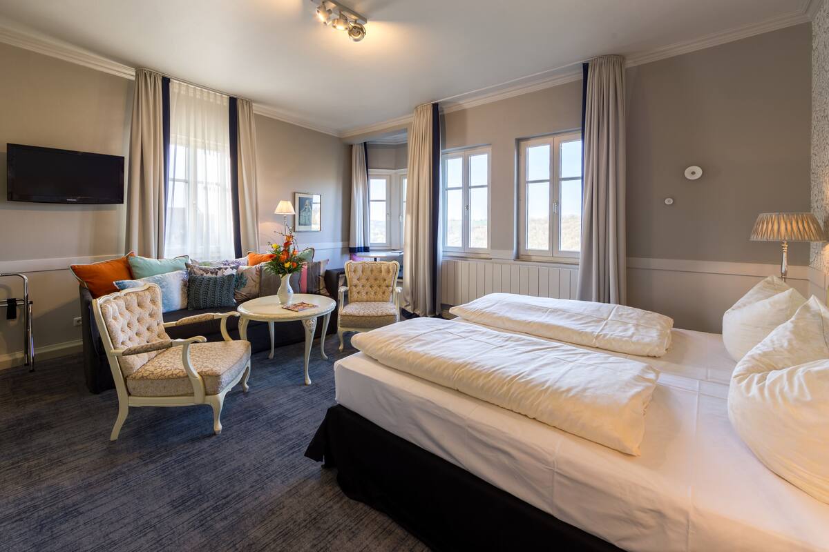 taubertal bay window room | premium bedding, individually decorated, individually furnished, desk