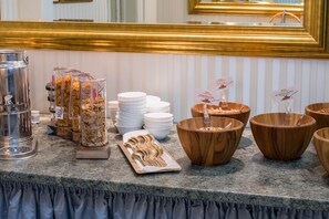 Tägliches Frühstücksbuffet gegen Gebühr