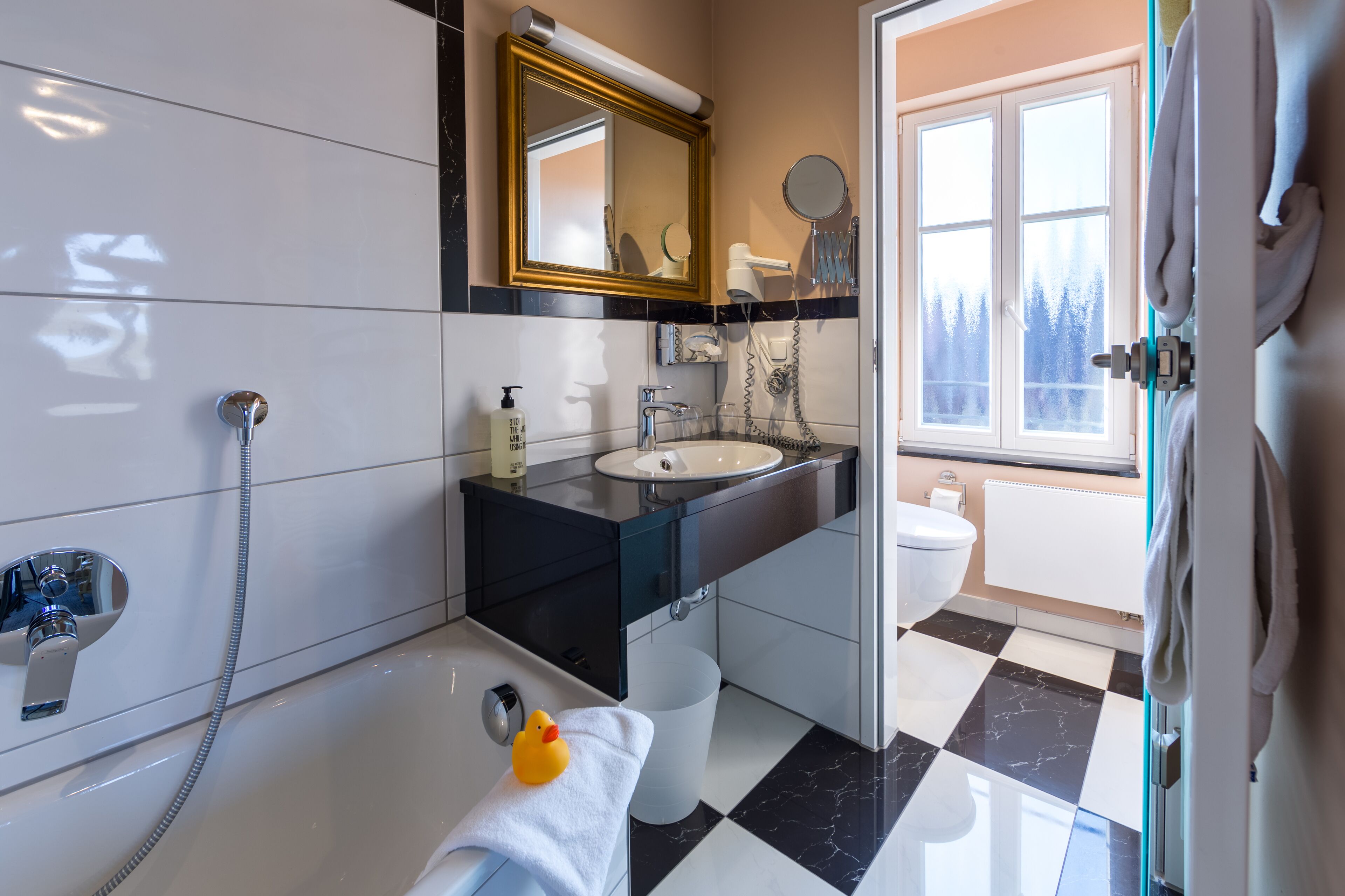 taubertal bay window room | bathroom | free toiletries, hair dryer, towels