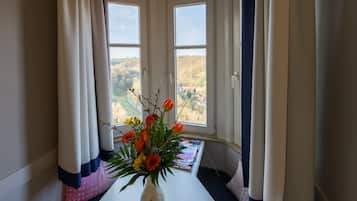 Taubertal bay window room | Premium bedding, individually decorated, individually furnished, desk
