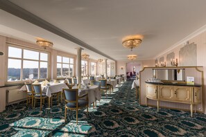 Daily full breakfast (EUR 7.50 per person) - Hotel Goldener Hirsch (Rothenburg ob der Tauber)