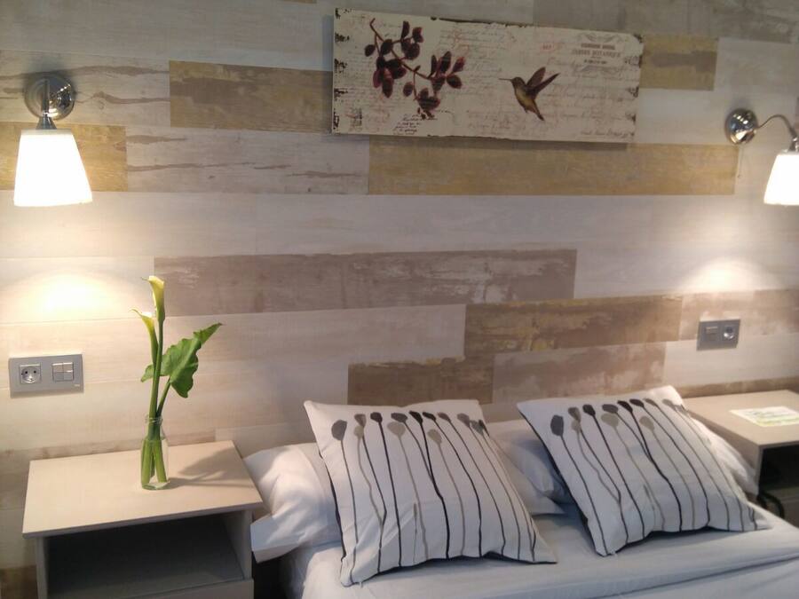 Kamar Double Ekonomi | Busa memori, meja kerja, Wi-Fi gratis, dan seprai linen