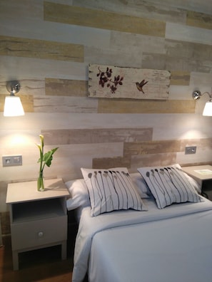Colchones con efecto memoria, escritorio, wifi gratis y ropa de cama 