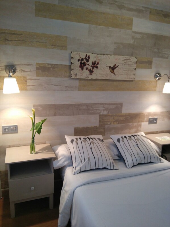 Habitación económica doble | Colchones viscoelásticos, escritorio, wifi gratis y ropa de cama