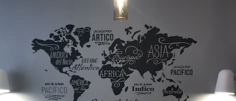 记忆海绵床垫、办公桌、免费 WiFi、床单