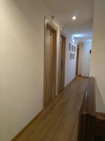 Habitación doble | Colchones viscoelásticos, escritorio, wifi gratis y ropa de cama