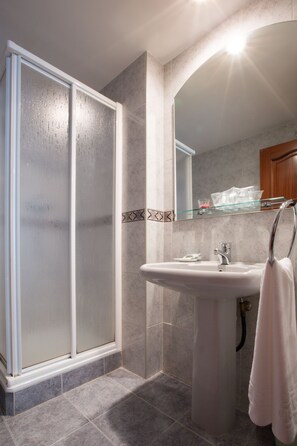 Double Room | Bathroom | Free toiletries, hair dryer, towels, soap - Hotel Costa Verde (Gijon)