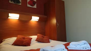 Decoración personalizada, muebles diferentes y cortinas blackout