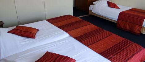 Comfort driepersoonskamer | Individueel gedecoreerd, individueel gemeubileerd