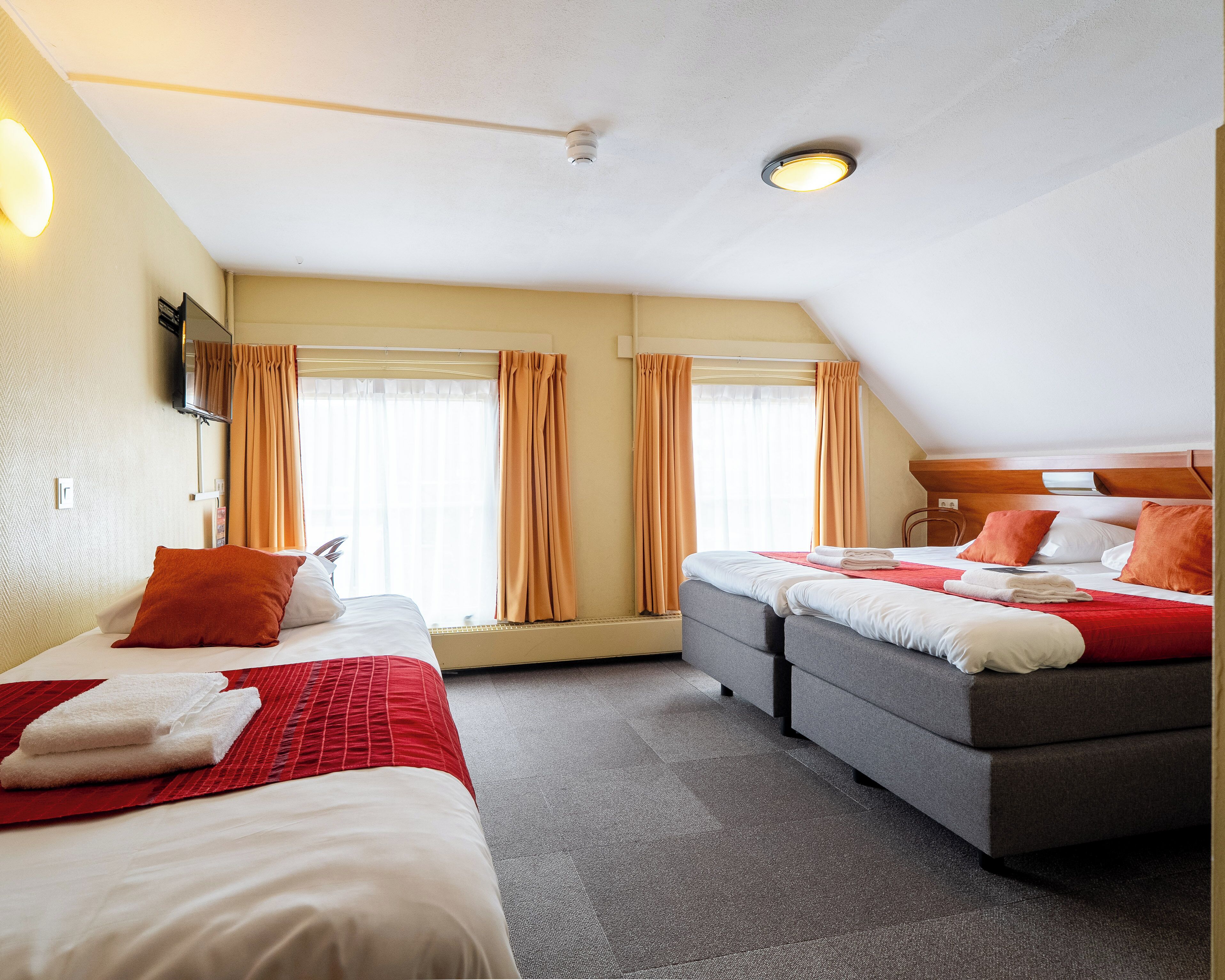 Driepersoonskamer | Individueel gedecoreerd, individueel gemeubileerd