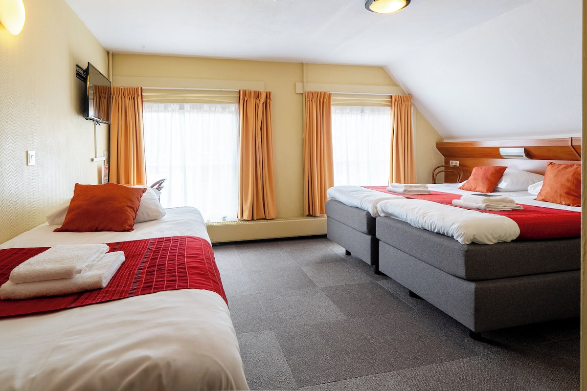 Driepersoonskamer | Individueel gedecoreerd, individueel gemeubileerd