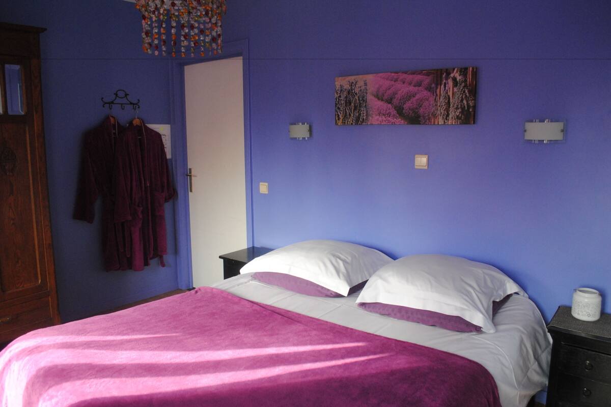 Superior Double Room (Lavendel) | Premium bedding, desk, blackout curtains, free cots/infant beds
