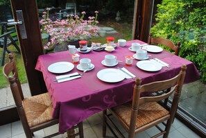 Free daily continental breakfast
