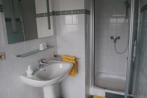 Deluxe Double Room (Citrus) | Bathroom