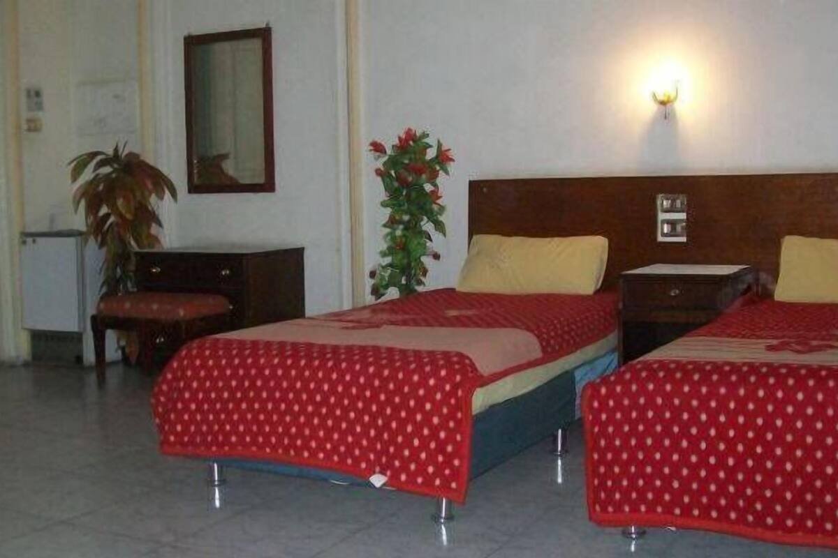 Standard Triple Room | In-room safe, desk, iron/ironing board (on request), WiFi (free)