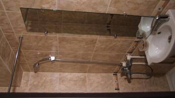 Combined shower/tub, free toiletries