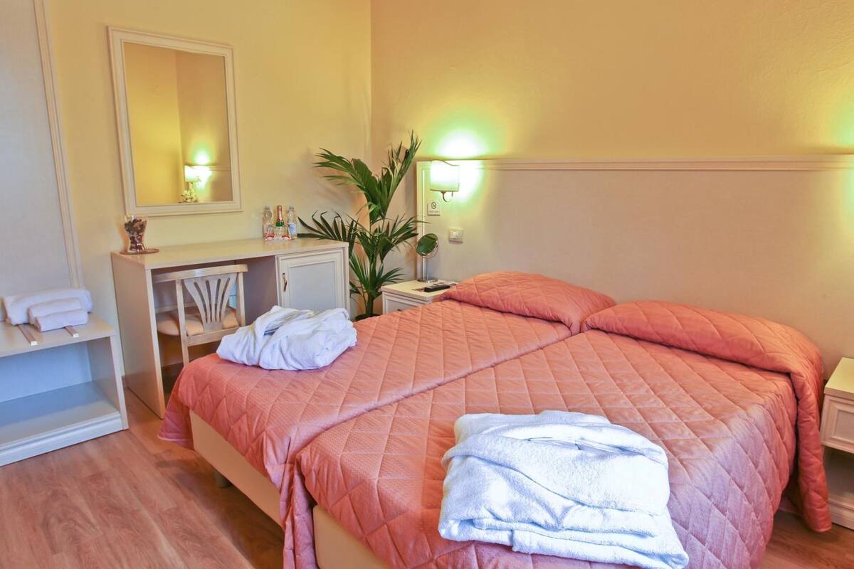 select comfort beds, minibar, in-room safe, desk