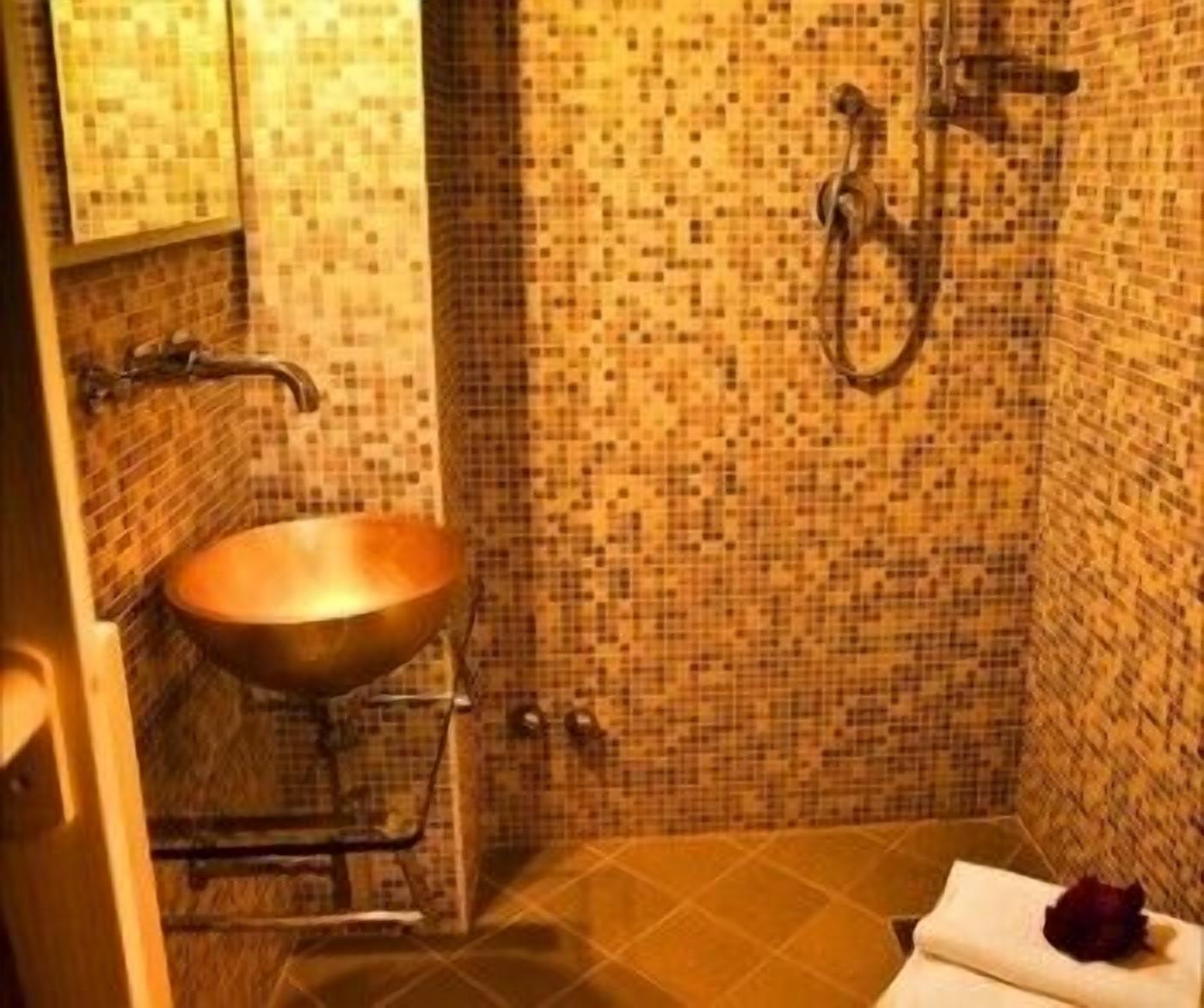 triple room | bathroom | shower, free toiletries, hair dryer, towels