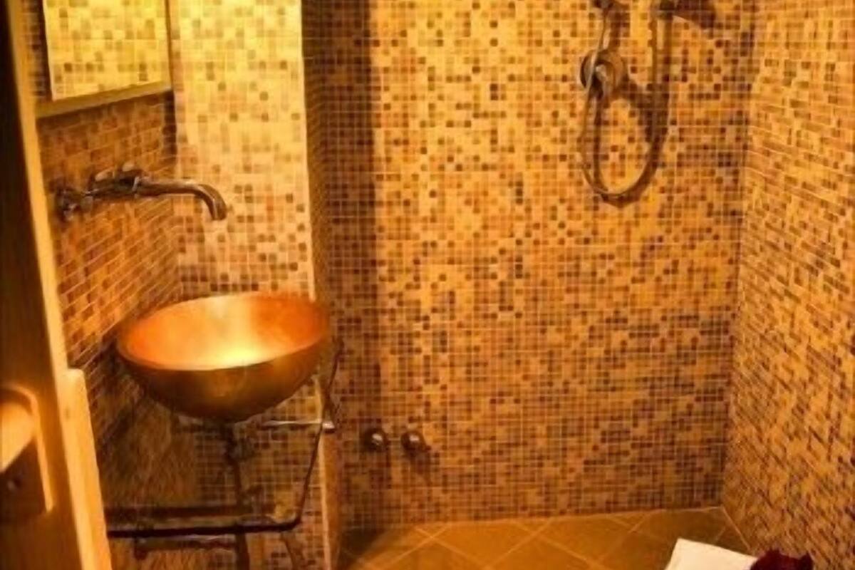 triple room | bathroom | shower, free toiletries, hair dryer, towels