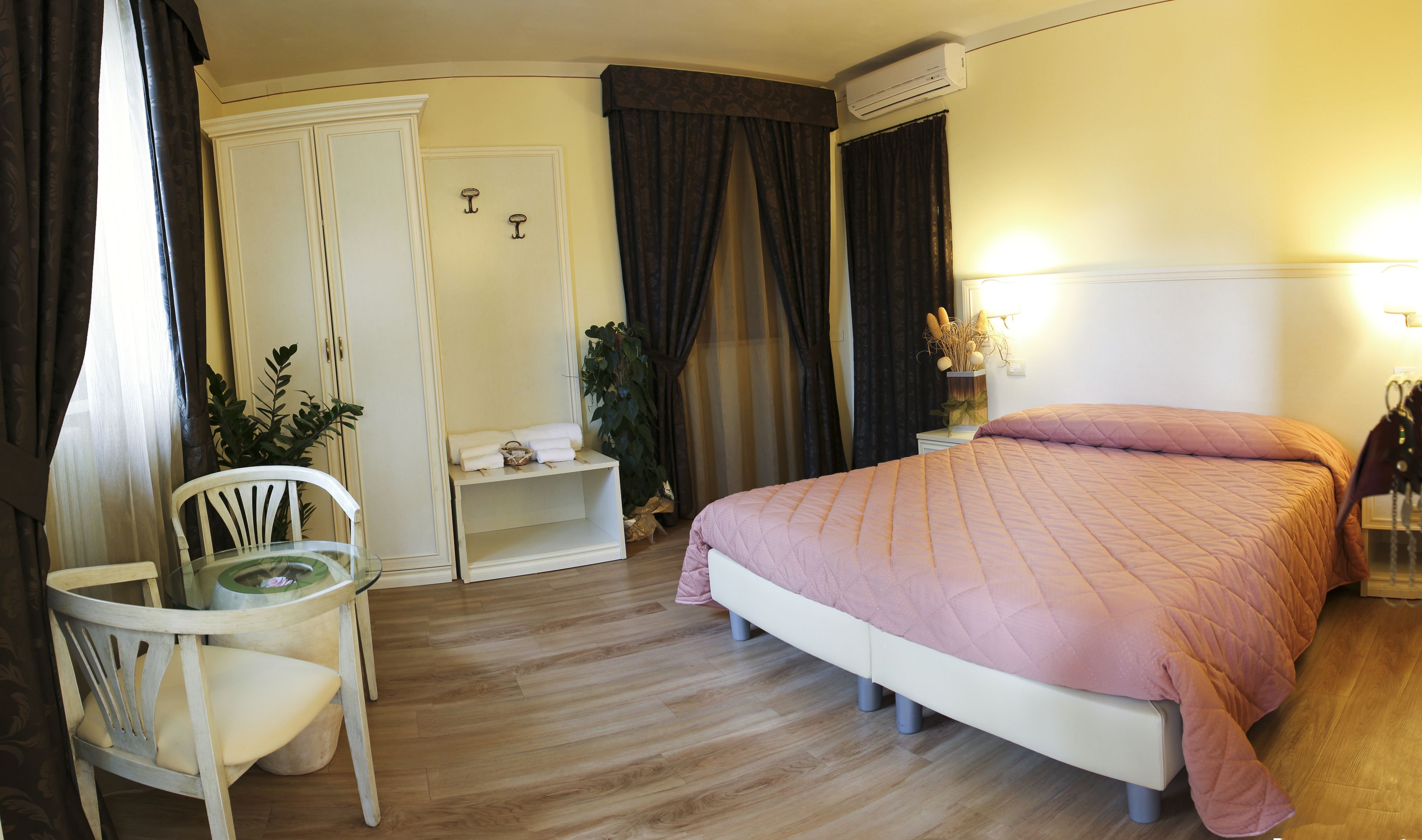 standard double or twin room, 1 bedroom, ensuite | select comfort beds, minibar, in-room safe, desk