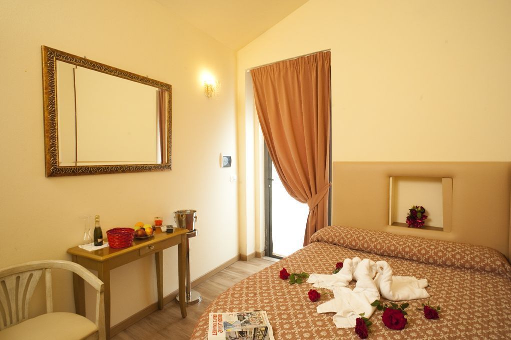 select comfort beds, minibar, in-room safe, desk