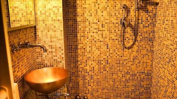 Pancuran mandi, kelengkapan dandanan diri percuma, pengering rambut
