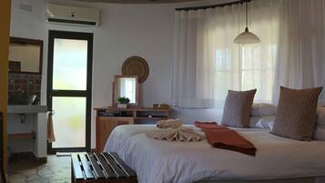 Twin Rondawel | Living area