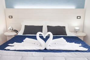 高级双人房或双床房 | 高档床上用品、办公桌、免费 WiFi、床单