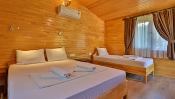 Bungalow | Minibar, in-room safe, desk, laptop workspace