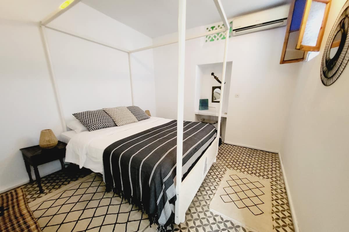 Double Room (Mauve) | Rollaway beds (surcharge), WiFi (free), bed sheets